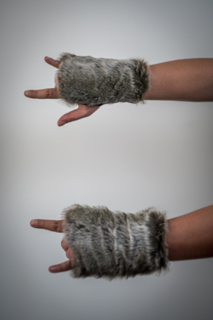 Coyote faux fur mittens - LOOKHUNTER