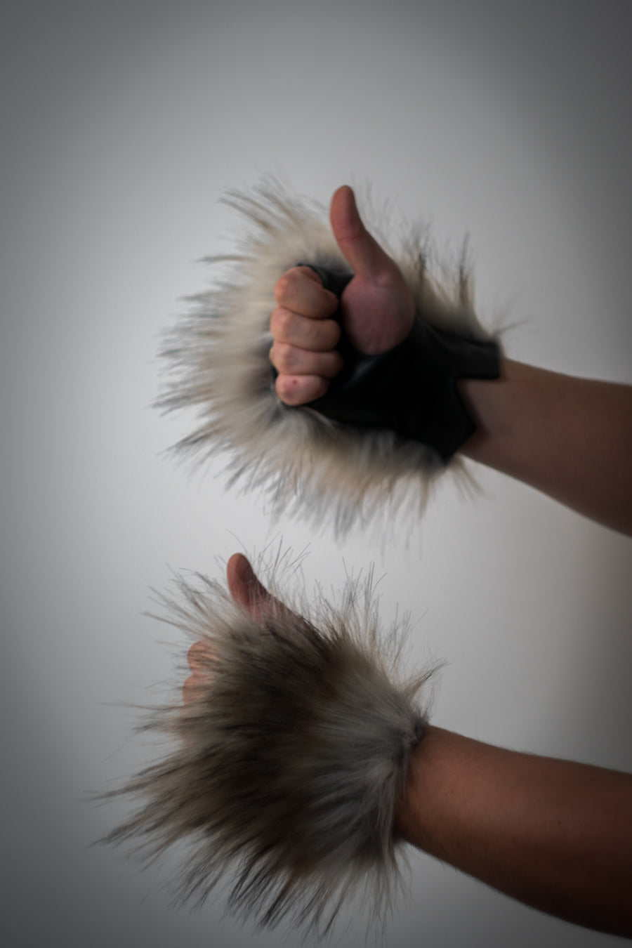 Wolf faux fur gloves - LOOKHUNTER