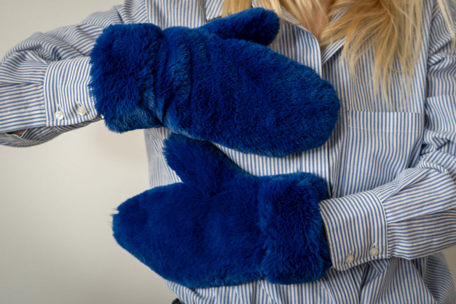 Electric blue faux fur gloves - LOOKHUNTER