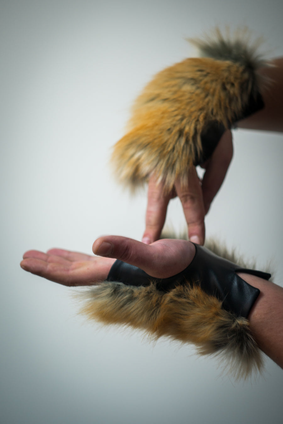Wolf faux fur gloves - LOOKHUNTER